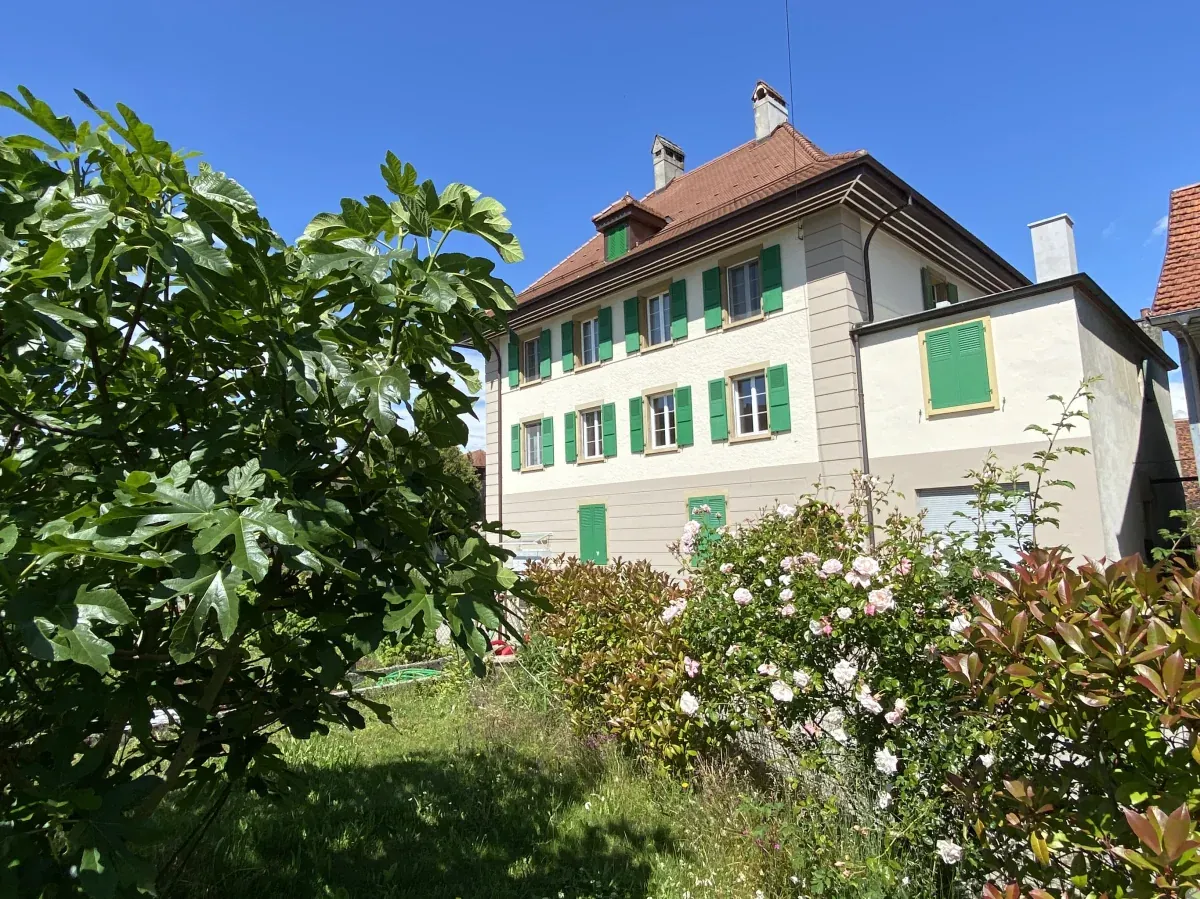 Maison aux volets verts et jardin du Domaine von Hollenweger