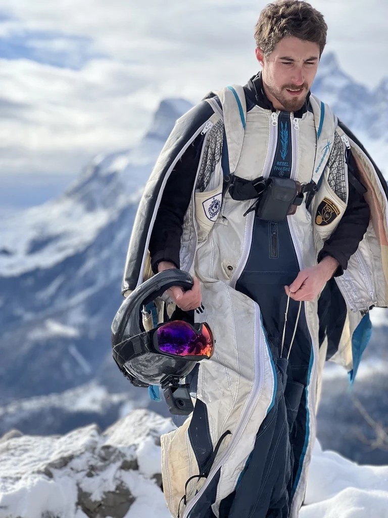 Üriel en combinaison de wingsuit dans un paysage de montagne