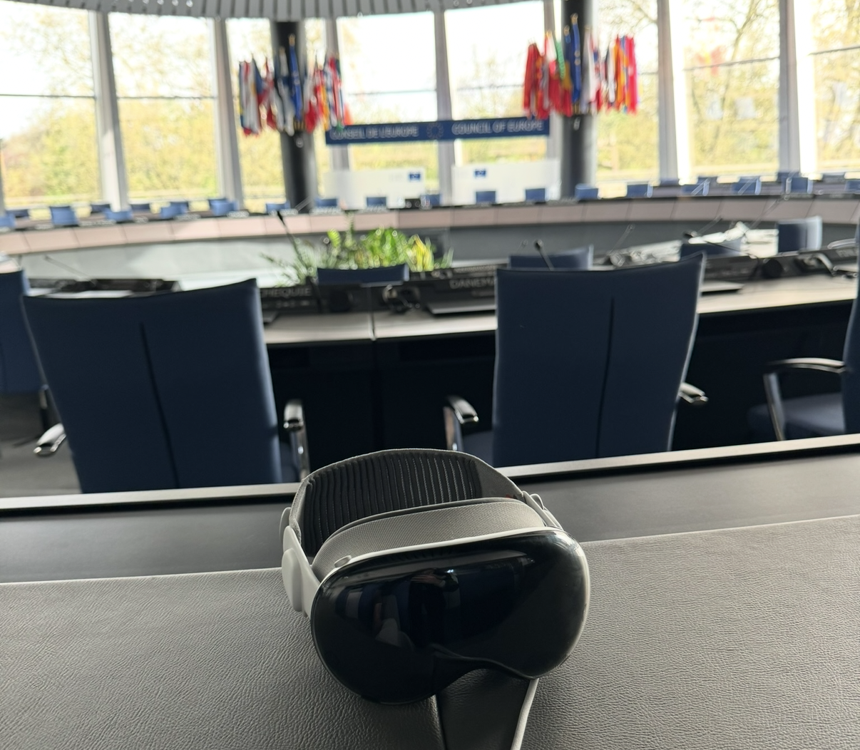Casque Apple Vision Pro posé devant la salle de l’Assemblée parlementaire du Conseil de l’Europe